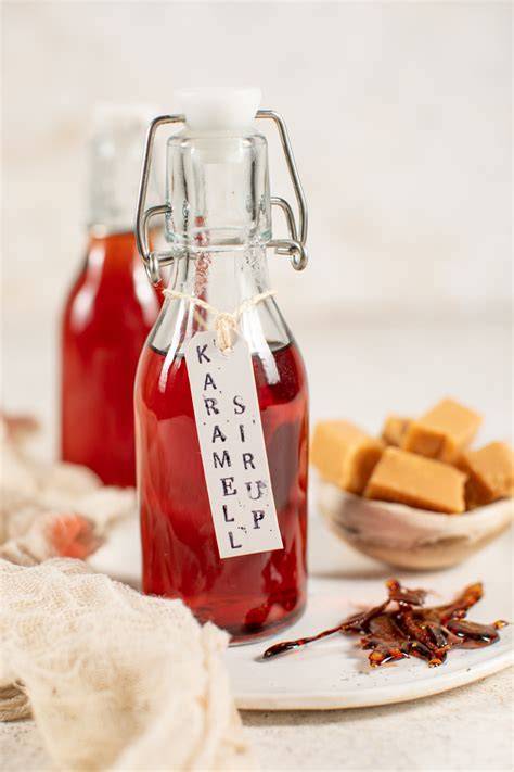 Karamellsirup in dekorativen Fläschchen als Geschenkidee