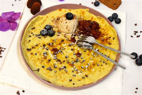 Karamellsoße über Pfannkuchen und Eis