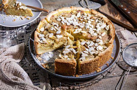 Karamellsoße mit gerösteten Mandeln auf Spekulatius-Quark-Kuchen