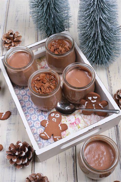 Karamellsoße wird über Mousse gegossen