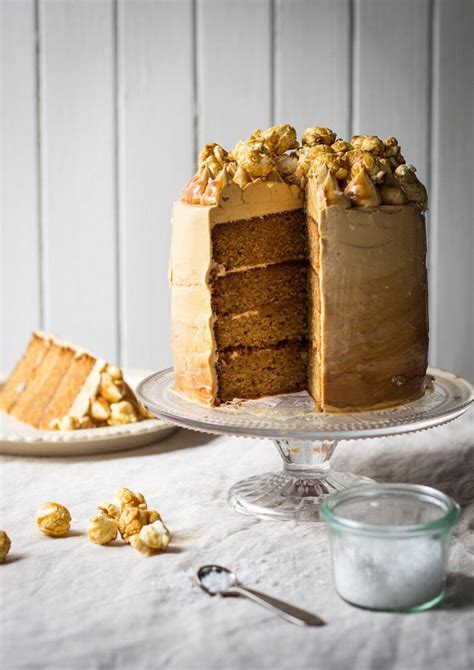 Karamelltorte angeschnitten mit Füllschichten