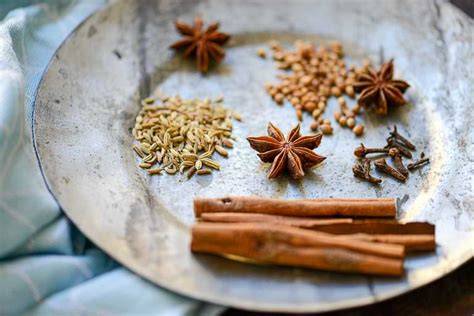 Kardamomkapseln, Zimtstangen, Nelken und Pfeffer als Chai-Zutaten