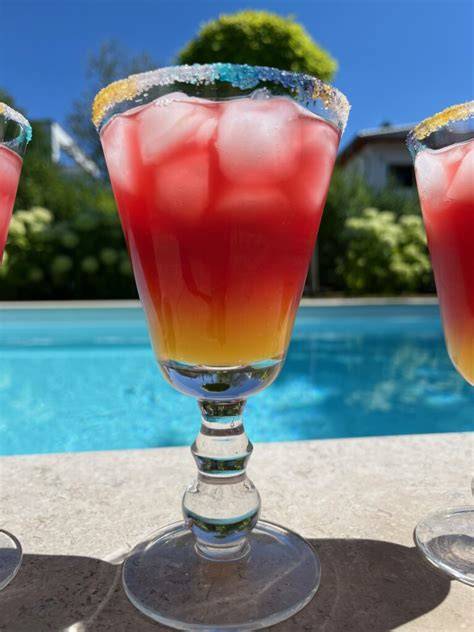 Kardamomkekse auf einem Blech mit Zuckerrand und Zitrone