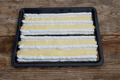 Kardinalschnitte Biskuit-Baiser Streifen und Schichtung