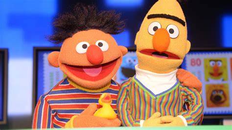 Karikatur: Krümelmonster in einer Keksfabrik mit Ernie und Bert