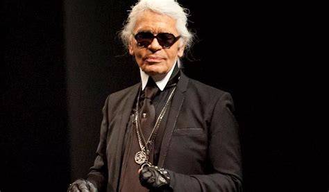 Karl Lagerfeld Ikone: Zopf, Sonnenbrille, Kragen