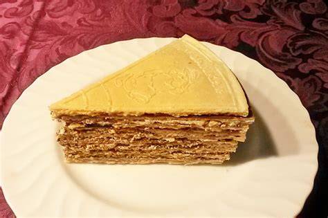 Karlsbader Oblaten Torte aufgeschnitten mit Nussfüllung