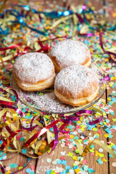 Karnevalsdekoration auf Krapfen: Streusel, Konfetti, bunte Glasur