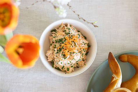 Karotten, Frischkäse und Streusel auf einem Holzbrett