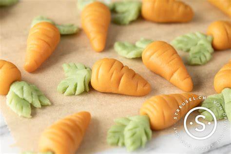 Karotten aus Marzipan als Dekoration auf Karottenkuchen