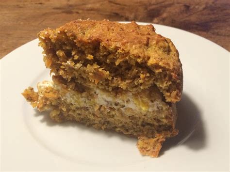 Karotten-Haselnuss-Torte angeschnitten
