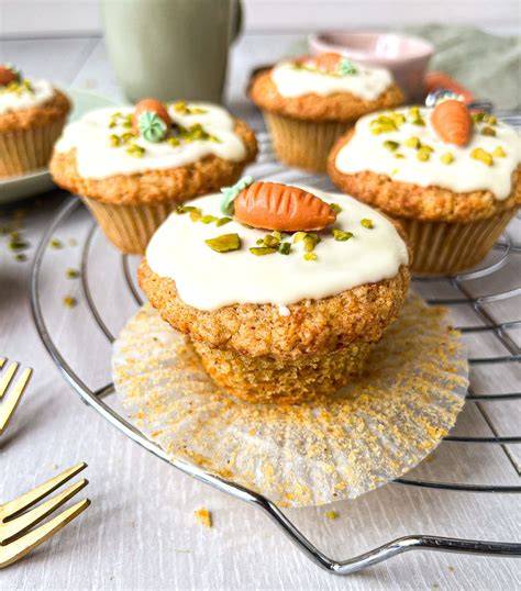 Karotten-Muffins mit angebräunten Baisertupfern