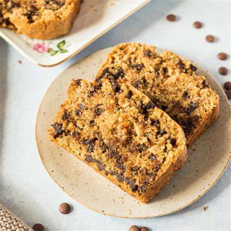 Karotten-Nuss-Kuchen auf hellem Tisch, Stücke auf Teller