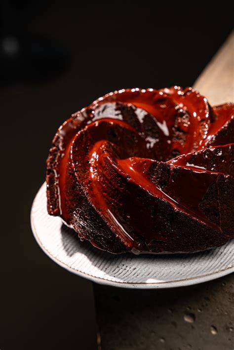 Karotten-Schokokuchen mit Spinnenweben und Zuckeraugen