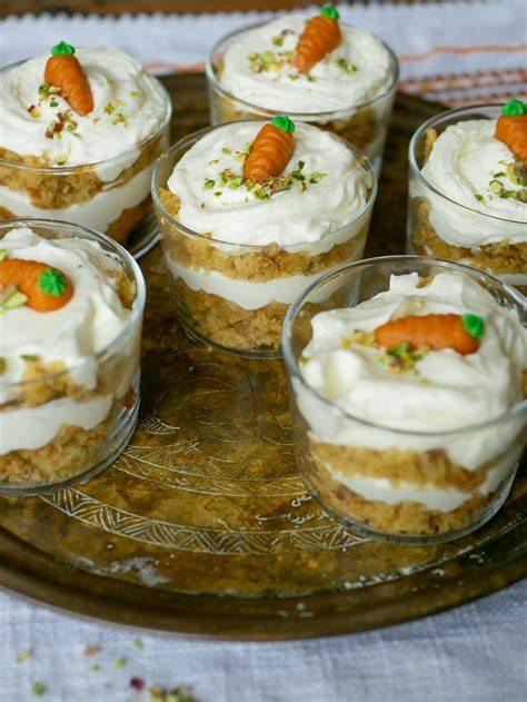 Karottenkuchen im Glas, fertig geschichtet und dekoriert