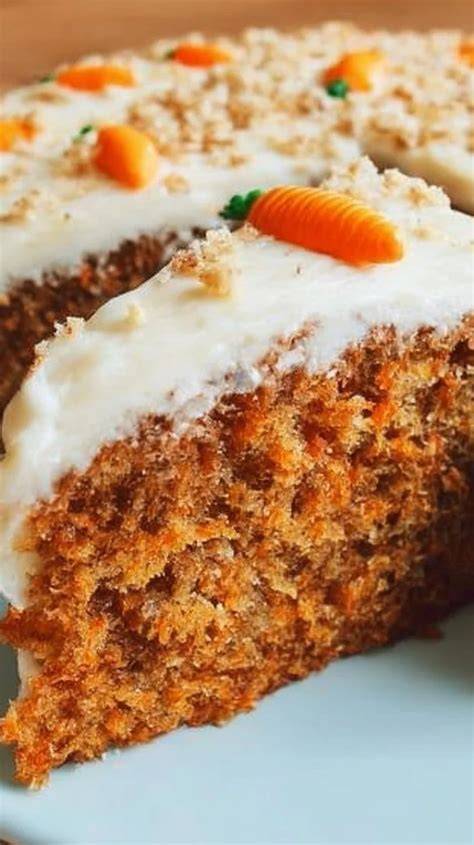 Karottenkuchen mit Frischkäse-Frosting und Zimtkrone
