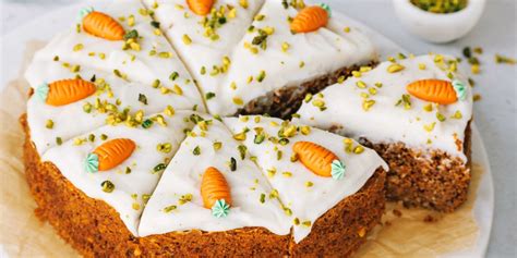 Karottenkuchen mit Glasur, Osterdekoration und Möhrchen