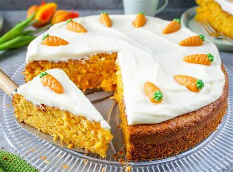 Karottenkuchen mit weißem Frischkäse-Frosting und Marzipanmöhren dekoriert