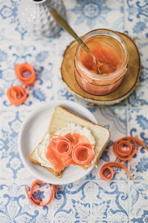 Karottenmarmelade auf frischem Brötchen mit Osterdeko