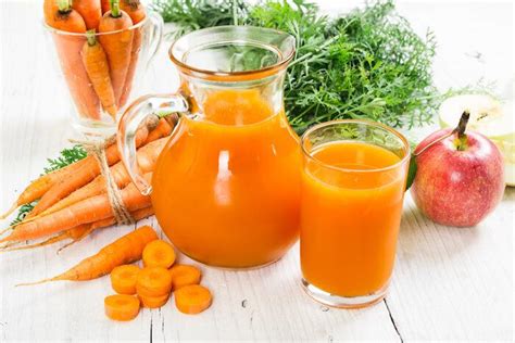 Karottensaft kombiniert mit Apfel und Ingwer