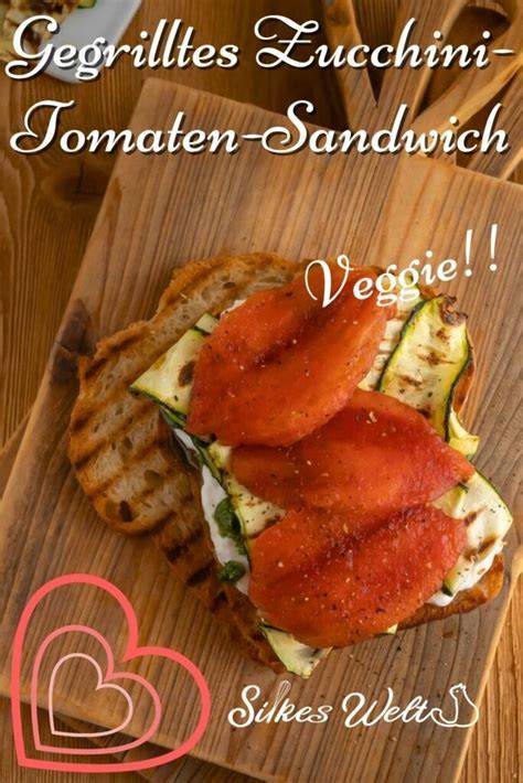 Karottenwaffel-Sandwich mit gegrillter Zucchini, getrockneten Tomaten und Feta-Minz-Creme