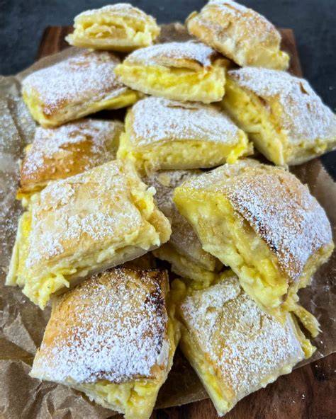 Karpatka: Polnischer Blätterteigkuchen mit Puddingfüllung und Puderzucker
