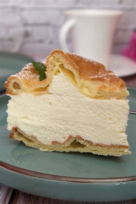 Karpatka Kuchen mit gewellter Oberfläche und Puderzucker