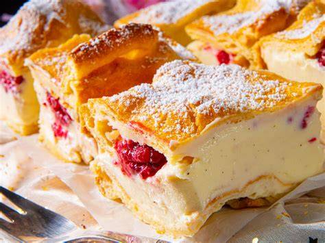 Karpatka mit Puddingcreme, klassische Wellenoberfläche