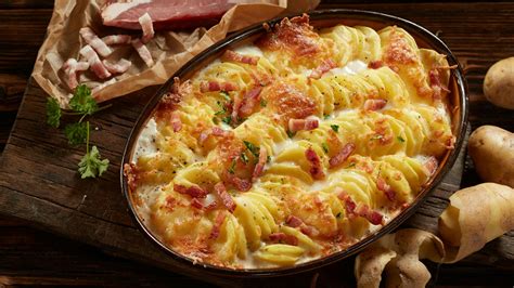 Kartoffel aufgeschnitten und mit Käse vermischt