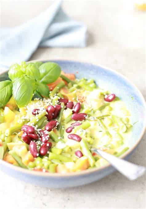Kartoffel-Apfel-Curry Onepot angerichtet in einer bunten Schüssel