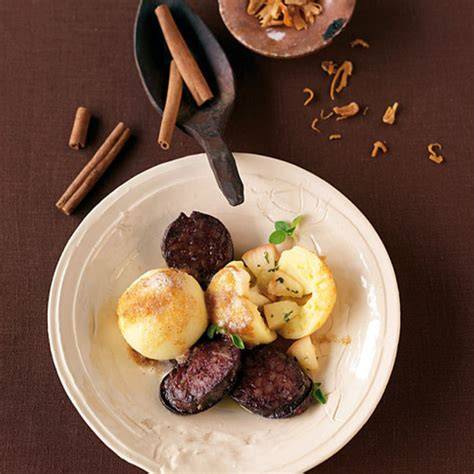 Kartoffel-Pralinen mit Blutwurst, angeschnitten