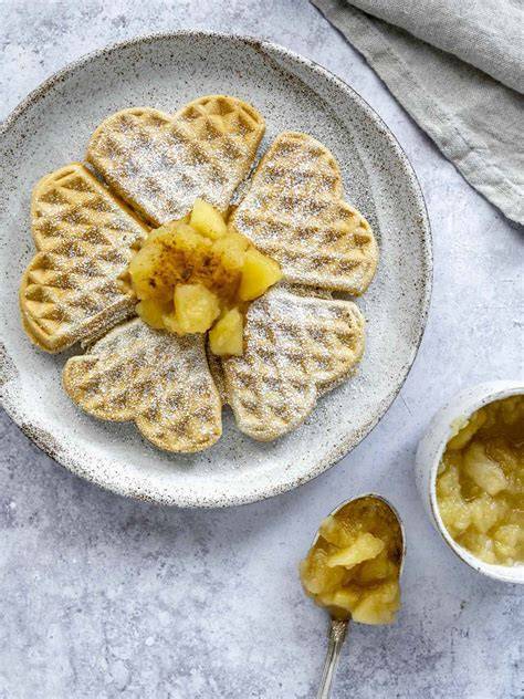 Kartoffel-Waffeln mit Apfelkompott und Puderzucker