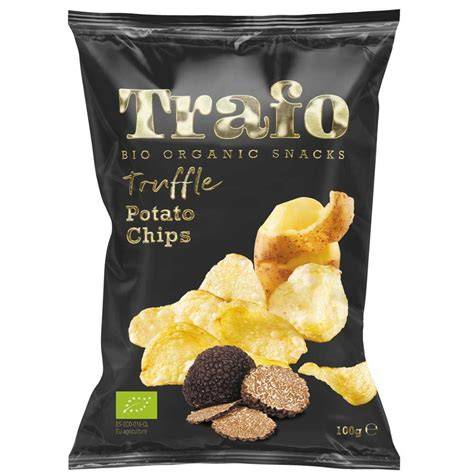 Kartoffelchips und schwarze Trüffel, stilvoll angerichtet für Gourmets