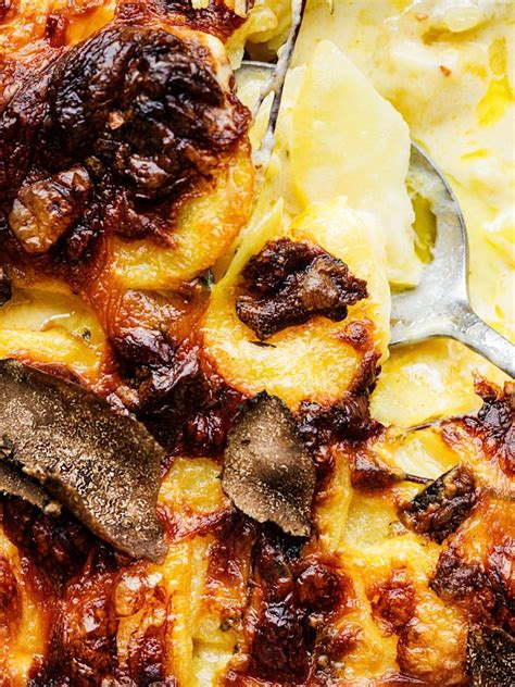 Kartoffelgratin mit Trüffel in Gusseisenform, Detail der goldbraunen Kruste