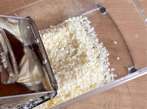 Kartoffelpresse/Spätzlepresse für Spaghetti-Optik und geraspelte weiße Schokolade