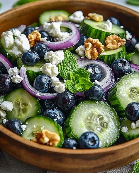 Kartoffelstampf und zerbröselter Feta auf Schüssel