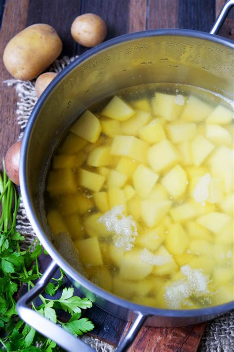 Kartoffelwürfel und Schalotten im Topf