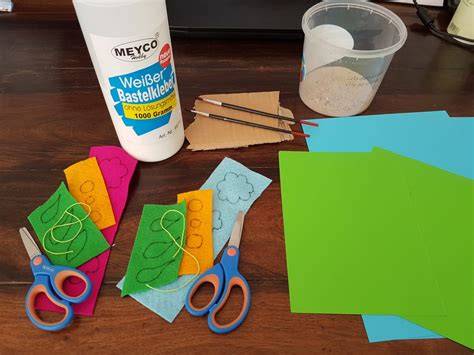 Kartonrentier mit Tonpapier und Filz