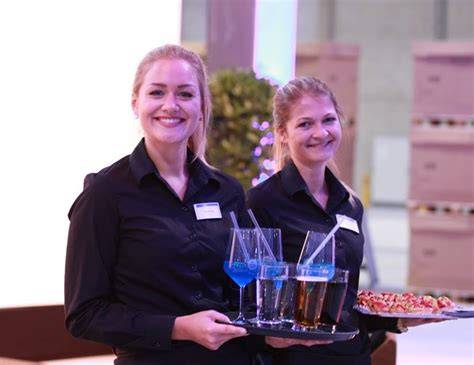 Kassentheke und freundliche Servicekraft