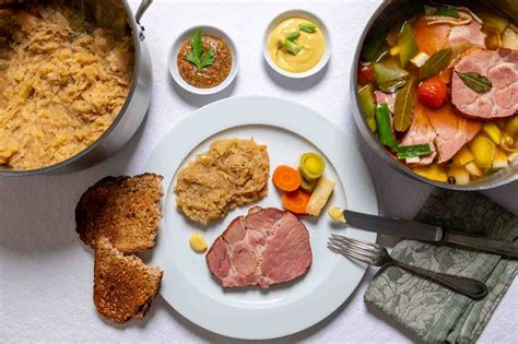 Kassler mit Honig-Senf-Glasur und Beilagen serviert