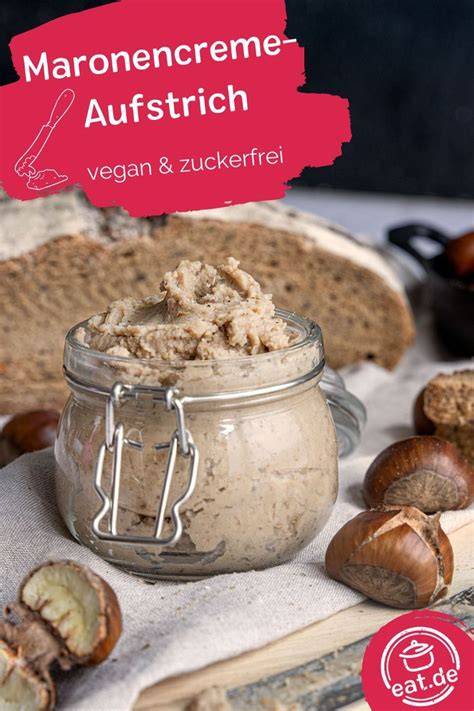 Kastanienmehl und Maronencreme als Zutaten auf Holztisch