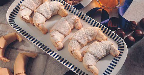 Kastanientorte sowie Maronikipferl auf einer Dessertplatte