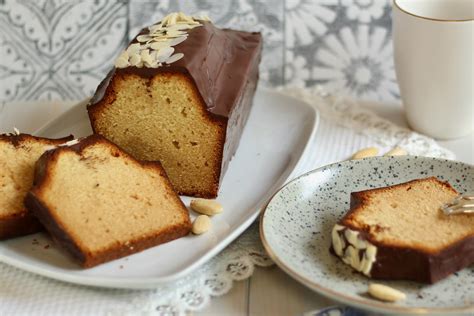 Kastenförmiger Marzipankuchen mit Schokoladenglasur und dekorativen Mustern