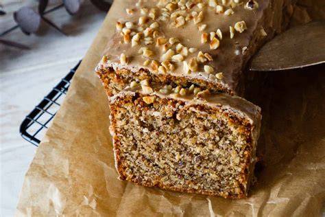Kastenform mit Nusskuchen vor dem Glasieren