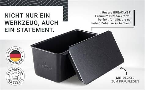 Kastenform mit Schmand-Rührkuchen beim Auskühlen