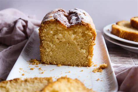 Kastenform mit fertig gebackenem Kastenkuchen