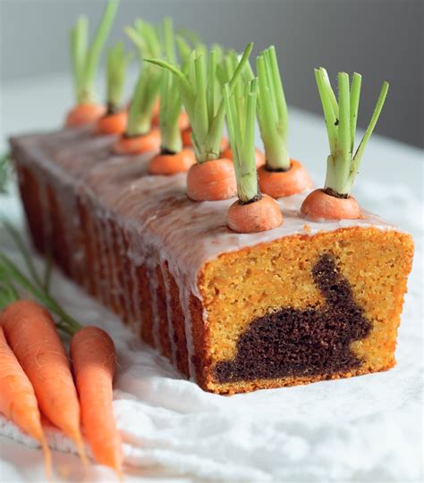 Kastenform mit fertig gebackenem Rüblikuchen