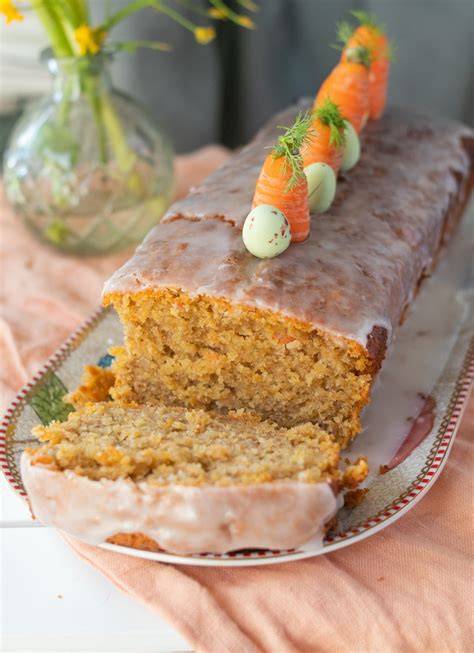 Kastenform mit frisch gebackenem Karottenkuchen