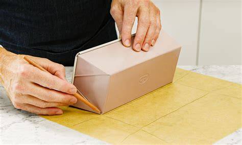 Kastenform mit passendem Backpapier auslegen
