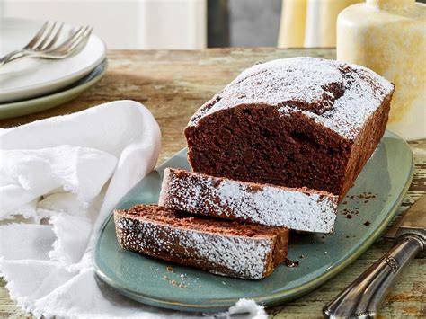 Kastenform und Zutaten für Rührkuchen